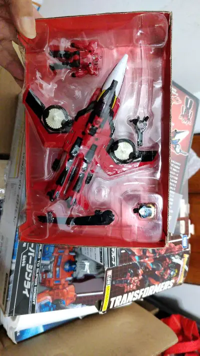 泰坦归来的头领战士系列真的不错。做工精美，涂装优秀。重点是可玩性高，小头和身体分离，又可以坐在载具上。搭配上基地金刚更好玩。