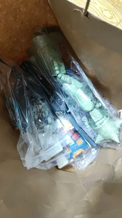 mega元祖78高达和绿扎古，卖家挺细心，把机体像木乃伊一样用保鲜膜包裹起来，可惜扎古的火箭筒把手没了