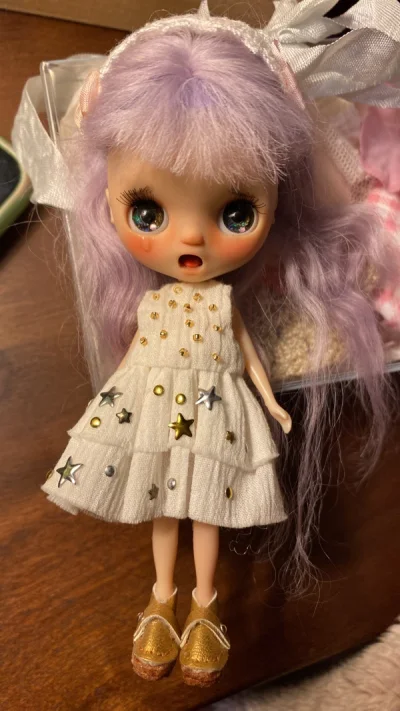 娃收到了，因为超过竹蜻蜓的限额只能用ems，快是快的，就是运费+税好贵啊。娃很可爱，配套的衣服也很多很好看PJ doll我记得没错的话是台湾的作者，改娃很生动小哭包居多，没想到她也改迷你布，很喜欢。