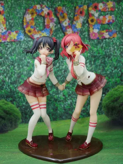 妮姬大法好，日淘n次淘到了目前的μ's海景房，妮姬情人节手办，目前不多见的涨价了的μ's手办。出荷一千块，目前两千块，这次淘到的本体1300多，缴税150多，EMS航空运费不到200，还算能接受。没有盒子，品相还算可以，妮可腿上有一些蹭色，真姬头发有...