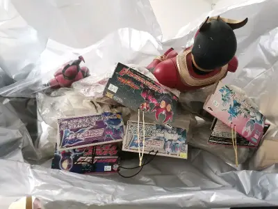 从日本船运回来的眼镜厂假面骑士日版大胶，空我，faiz，凯撒，亚极陀燃烧亚极陀，剑系列的剑卡利斯，甲斗，虽然是全新未拆，但卡利斯的触角已经断裂，年代太久远，打包很好。