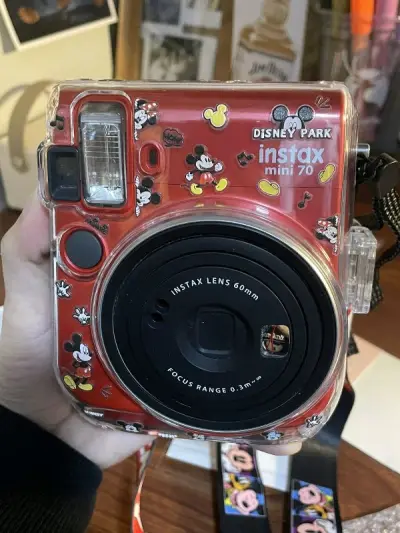 买到了一个很新的拍立得，基本没有使用痕迹，买了壳之后真的太可爱老!!功能也没有任何问题，原装盒也在，真的太喜欢啦!