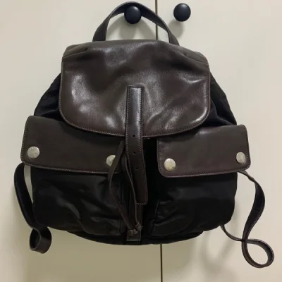 已经数不清是买的第几箱了，合单非常细心，塞了很多泡泡纸，每次拆快递都有一种很幸福的感觉，这一次买到了很少见到的双肩包，成色也不错，非常非常的满意，以后也会继续用挖煤姬的～