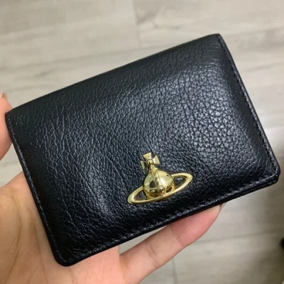 以非常非常低的价格买到了西太后的卡包，真皮的而且薄薄的，卡位设计也刚刚好，日常携带好方便，真的太喜欢挖煤姬，捡漏了很多价格合适的好东西，这次的打包依旧非常细心，不过这一箱被海关开箱检查了，稍微耽误了一些时间，总体来说还是非常不错滴！