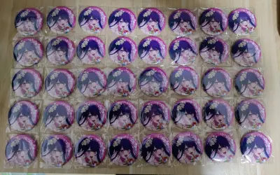 卖家上架的时候刚好在刷星野爱的这款吧唧，就直接拍下了，包装超好的，挖煤的包装也向来都让人安心，箱子外面还额外包了一层塑料，走的EMS，七天就到了，敲丝滑