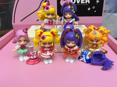 终于凑齐一套光之美少女魔法使系列的换装人偶，心在滴血啊，五个极品好价谷子感恩卖家割肉出售、这次俊河屋惊喜满分竟然有盒，很爱很爱