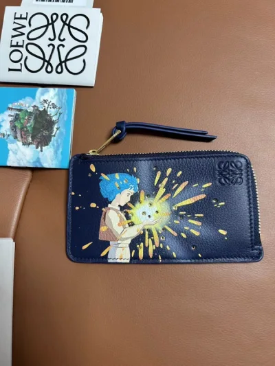 实物很精致卡包容量可以可以放3张卡还有纸币硬币，而且比较小很轻便外出使用可以放在包内口袋等，图案是嵌皮工艺，镶钻也很精致。