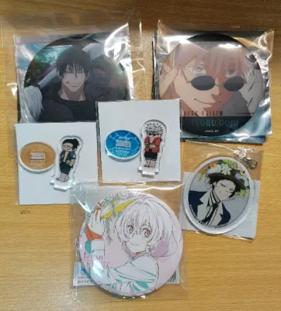 这次买的主要是咒术回战js浮雕吧唧，咒术回战冲绳傻立还有文豪野犬五周年吧唧和挂件，购物体验感很好，打包的也不错，收到手很开心！