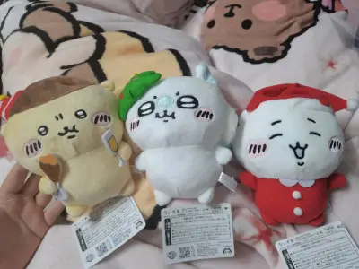 这次因为竹蜻蜓有体积限制了，所以还好买的娃娃都不大才敢选择。花了16天收到的，合单速度还可以。主要是每次收到包装都很好，毛绒我都没有选择内部加固也会给很多泡泡纸。chiikawa圣诞宝宝们都太萌了！还有报酬袋！期待很久了，在圣诞前到啦。很开心！报酬袋真的太可爱啦！！...