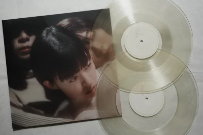 「羊文学」这个有点奇怪的名字来自于主唱塩塚小时候喜欢的一个摇滚乐队Sleeping Rag Sheep，于是她决定乐队名字中必须有个“羊”，她又觉得乐队想表达的不仅仅是音乐，于是加上了“文学”二字。
两张专辑的首版都采用了彩色胶的形式发行，更贴合新入坑的年轻黑胶唱片...