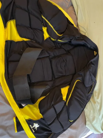 日本滑雪护甲 铠武者 我护臀护膝 都是这个日本品牌 今年滑雪进阶 为了身体的安全 我还是选择了 这个品牌 日淘价格会便宜一点毕竟是日本品牌