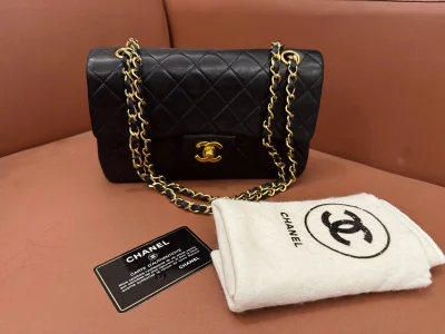 香奈儿经典款包包就是很耐看 皮质很柔软 价格也很棒 物流很快 很满意的购物 小号尺寸也很适合 配件齐全 