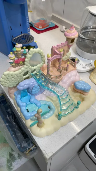 竹蜻蜓的第三单，早期的精灵国系列。两件东西，其实包装的也算仔细了，但还是出现了一个小运损，一个月亮的小角断裂了，在包装袋里找到了残件。万幸的，还能粘上去，自己玩话，也不介意。只是希望后续几单大房子安全下车。