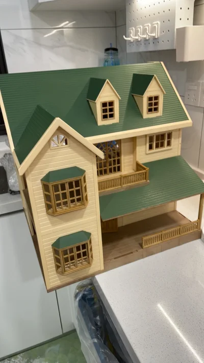 体量很大的绿丘终于顺利下车了。体积庞大，重量高达8公斤多，居然海关没让我补充申报，到了国内立刻就开始派送了。美美哒，虽然是缺件的，但品相蛮好，没有运损，且跟着房子来了一堆小物件，到手600出头，绝对比闲鱼上买空房子划算多了。值得淘回来呢！樱花妹还写了一张小便条，感谢...