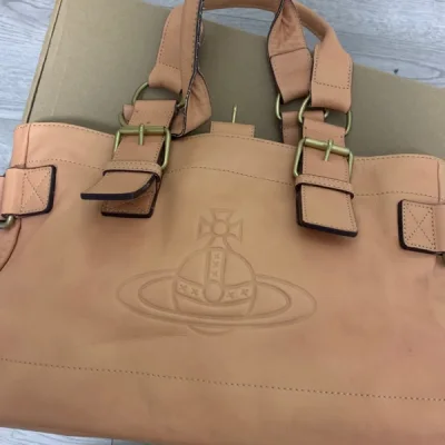 买到了超好成色的西太后机车包，这个配色能有这么新的成色真的让我好惊喜，价格也挺合适的，配送速度也不错，海运二十多天也不算特别慢，会继续使用滴