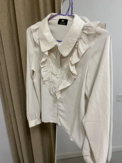 是很早之前就切了的一件rojita的衬衫，最近才想起来发货，还是选的走ems有等级特惠用上了积分也不是很贵，箱子还是四角尖尖，很喜欢