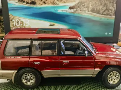 通过海运收到了这台很有年代的1/18比例老帕杰罗，漆面很好看很有光泽，对车模简单修复了一下，状态保持的很不错，海运速度其实还可以，一个月左右就能到国内，赞！