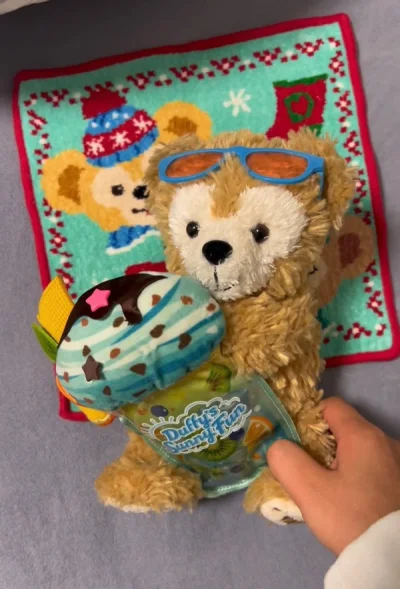 收到了，超级可爱的夏日达菲和雪莉玫，还有达菲家族的红房子，实物比图片更可爱。红房子其实是一个爆米花桶，还可以背在身上，平时也可以放在家里做装饰。里面可以装很多东西，我觉得很实用。