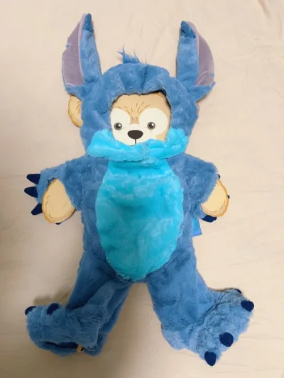 这个之前从来没有在别的地方见过，一看到我挖煤姬上有立刻就买下来了。感觉特别古灵精怪。状态也非常好，迫不及待要给我的达菲熊穿上了～