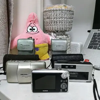 1⃣看了很久的FUJI Poket Fujica AW110胶片机，小巧又很有设计感，正好看到雅虎5个打包拍卖，而且还有相机包，虽然不知好坏，赌一把还是果断出手~
✅9成新

2⃣FUJI f40fd也是小红书强推机型，虽然已经入手f60fd，但是价实在心动，谁能错...