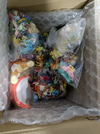 天天盼望的宝可梦终于到了，很开心，也很激动，之前没有试过跨境电商，一直很担心海关那边的审核，能不能过，没想到就发了一条短信过来交税就好了，宝可梦也很满意，东西很好，棒棒哒，包装很好，很完美。