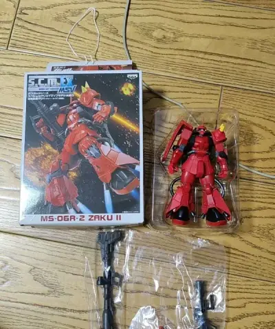 淘到hcm贾不罗侵攻基恩军水产，东西还很新，中古好东西。还有scmex超可动的高机动扎古一盒。都是不错的老货