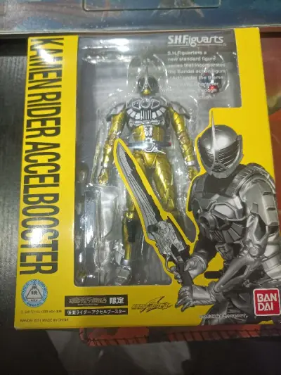 这次选择的是假面骑士w双骑系列中的手办
副骑a哥的强化形态 俗称黄a哥 这款手办也是shf1.0的素质。
包装依旧沿用了开窗设计 从盒子外面就能看到内部主体的涂装以及样子。
配件方面是数个替换手型一个替换替补以及一把武器。
单轮性价比 黄a哥无话可说。军训姿势也帅气...