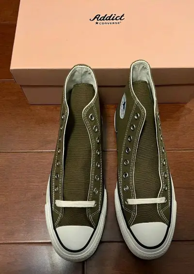 军绿色一定是军事风必备的颜色，匡威再很早之前出了一款军事风单品，小弟第一时间将它收入囊中，实在是太香了