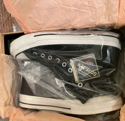 远看平平无奇黑色高帮一双 实则用了防水材质的和现在大热的鸟是一个东西。价格也是不便宜，可以说是低调的奢华