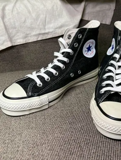 冈山牛仔与CONS的梦幻联名
牛仔系列在日产中以前也有涉及但并未出名
倒是晚了很久的黑蓝双色异军突起
蓝色比黑色量更少一些 低帮比高帮也更少一点 可以自查下闲鱼有多少能发出来的货
本次带来的就是这么一款黑牛
养牛选手必备物品 玩味性强