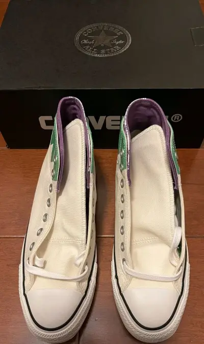 匡威 Converse × JOJO 高帮 岸边露伴联名
全新带原盒，鞋垫有露伴老师的签名，鞋内里也有“禁止攻击岸边露伴”的字样，鞋侧还有露伴老师的耳环哦！