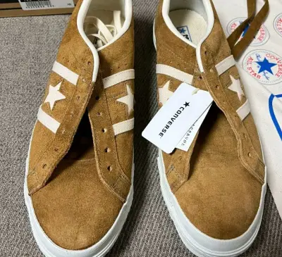 converse jackstar 日产单星 落叶黄麂皮
06年的单星款，麂皮十分有质感，盒子也完美，鞋子状态非常好，这鞋码这保存的状态片纸都是完好的，市面不多请把握