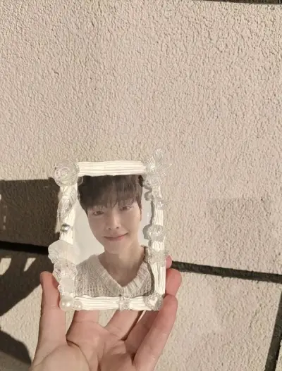 特别好的樱花妹！卡只有一点点小瑕疵，不过在背面，影响不大！包装也很好，快递很快，选择的是可追踪的，能看到物流更新！会继续在挖煤姬买小卡的！