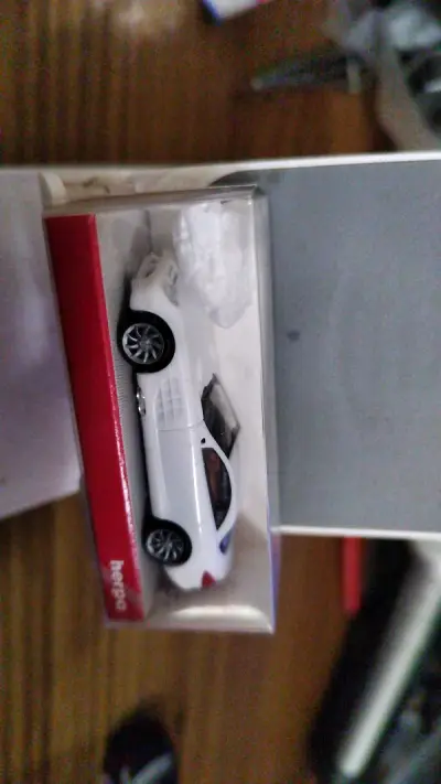 虽然白色的没黑色和银色那么好看，但也不妨碍slr帅气侧漏。黑色的奥迪a8真的是帅到没朋友，大气又不失优雅。礼盒版的小车涂装非常漂亮，这涂装值