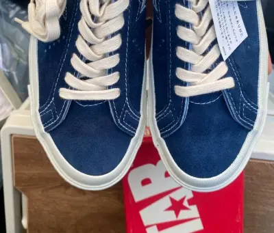 TL麂皮系列从灰开始 蓝 红 黄可以说是四大金刚颜色，其中蓝色比较受欢迎 颜色经典好搭配衣服 麂皮质感也超强