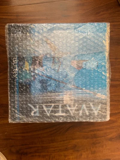第十三单到货后感觉非常好，包装用心，物流也非常的快速，骏河屋淘到的阿凡达二手雕像，正版国内很少见，开箱后可见蓝色的皮肤，配上森林底座，手拿长矛，科幻和原始部落的结合堪称完美，有点遗憾的是年代久远，尾部有点小的裂缝，但不影响整体感，希望我后续的物流持续给力靠谱！