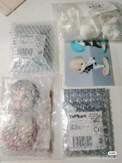 挖煤姬上切煤第一单到货啦。
购买过程很顺畅，没有任何问题。
物流使用的竹蜻蜓，这些重量没超过0.5KG。运费只花了30元，真的很便利合算了。
小排球这个虽然是万年柄，但是这个设真的很吃。闲鱼上找不到一套，所以去切煤了。一套双子花了130元。
黑研的和纸吧唧踩雷了(￣...