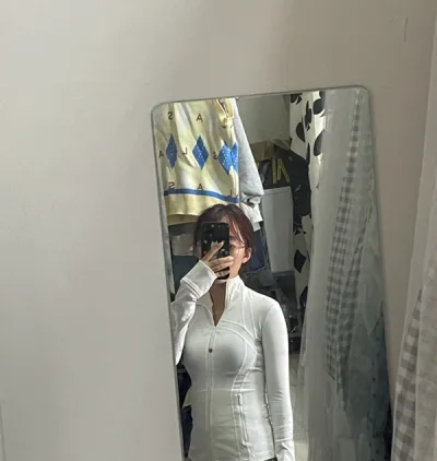 不知道是第几次在挖煤姬购入lulu的衣服～价格也很合适很喜欢，状态很好，闻起来有消过毒之后的味道，很愉快的一次购物体验！