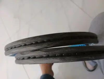 这次买了4支，显示其中2支。球拍还行。其中两支护线管有点老化。成新很新。总体来说不错。赞.