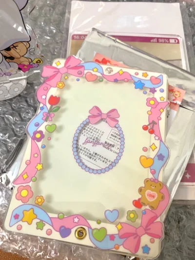 挖煤姬下单速度超快助力我拥有好价小熊丝带！
接下来准备切点可爱卡片放进去～
小熊立牌和抱猫立牌也是非常完美的，合箱的捆包非常稳，物流还是EMS，发出之后四天到手
2023年在买买买当中度过啦，明年还要继续在煤炉战斗