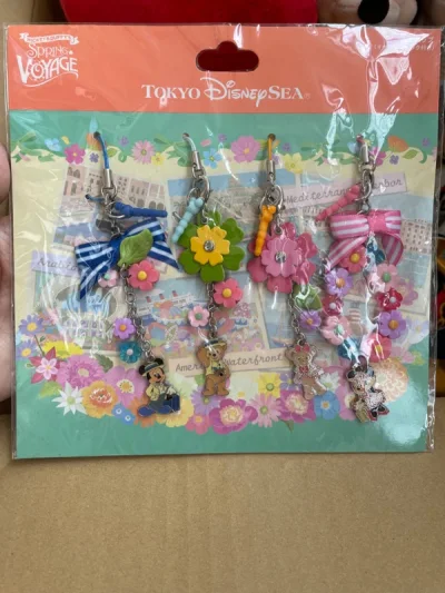 海运一箱，到天津港1个月左右。这次还是一箱东京迪士尼的宝贝，2018年米奇米妮圣诞挂件实在太好看了，看到好价又买了一套。还有东迪复活节相框，东迪的铁质相框特别有质感，很精致，爱不释手，适合收藏～