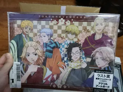 今天有虎子和惠惠，表扬惠惠依旧美貌，喜欢～
然后东京复仇者还是切了原画透卡套装，上次切错了，这单没有问题了，外加又搞了一个全员立牌，也是抽赏的大立牌，全员柄就是好看(⑉°з°)-♡