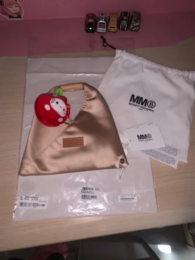 很愉快的一次购物，从3号购买到18号到货，一共加起来两个星期，比以前慢，因为到货之后还要等三天才发国际快递，但还行，主要是海关慢。这个包五六百入手，emm差不多毕竟有瑕疵