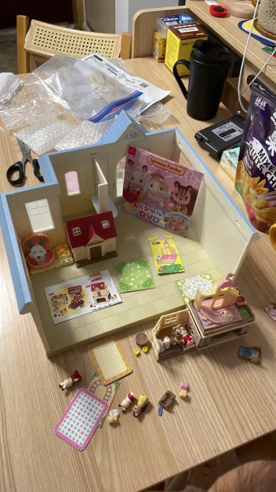 昨天其实就到了，但为了新年里有个好的开始，特意等到1月1号才开箱。期待今年能收到更多物美价廉的好玩意。
竹蜻蜓的件，只要上了航班，那离收到就没几天了。这次迷你玩具比较多，娃玩得很开心，等会再开一个海运件，今天是收获满满的一天啊‼️