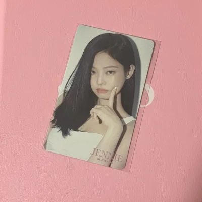 最近在挖煤姬上海淘了几张小卡，整个购物过程充满了意外的惊喜，让我对挖煤姬的服务产生了更多好感。一开始，我在平台上发现了一张非常独特的小卡，但因为限量且热门，心里有些担忧是否能够成功购得。
在选择卖家时，我仔细筛选了一些评价较好的卖家，最终选择了一位有经验的卖家。
支...