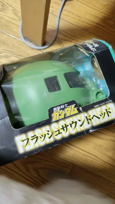 一箱海运件，全是各种高达周边，扎古头，储蓄罐各种，SD高达模型。真中古货，都有十几二十年历史了。