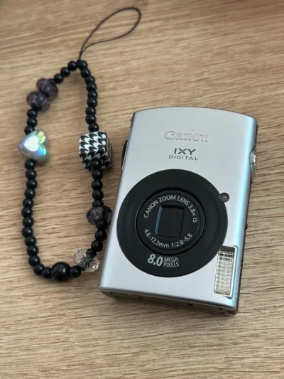 这个型号是ixus860，国内卖的蛮贵的，看了好多屏幕都有瑕疵，在这蹲到了一个成色蛮新的机子，狠狠拿下