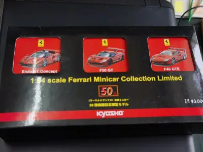 收到这套几乎全新的法拉利50周年套装，盒子很亮四角尖尖，连划痕都非常少，打开小盒都是全新没拆封的，超级满意！