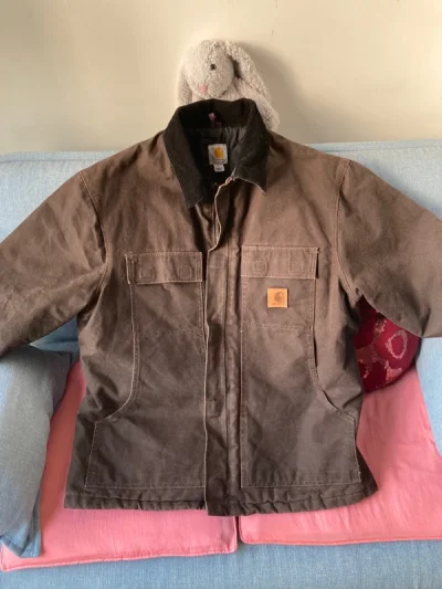 这是款老款夹克，品相还算可以，颜色有轻微磨损，内里的棉缩水了不少，衣服有轻微发霉的味道，距今有六年之久的夹克，外型还是有型，应该是个人卖家货，到手一个月，走的是海运。