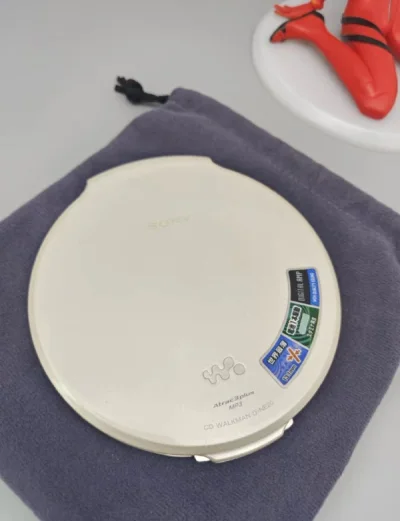 在日拍上几十轮出价后也是拿到了这款机子，非常开心 
然后又申请恢复空运 效率也是杠杠的 只用了2天 也是第一次这个服务
然后也是EMS5天到手啦
家里的C D可以播放啦
这也是SONY最后一代旗舰 音质也是杠杠的 没话说
感觉回到了00年代啊！！！！
???